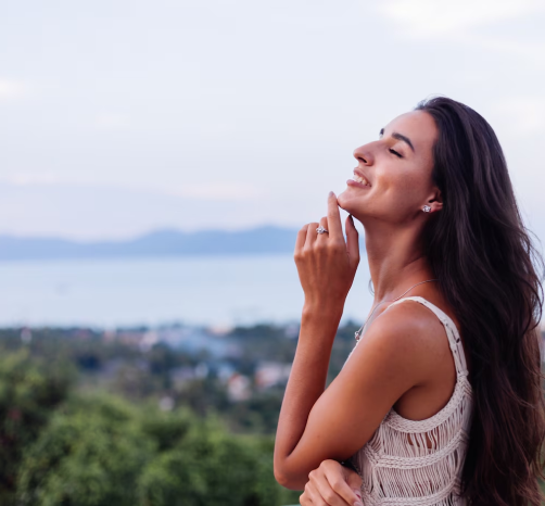 Imagem da mulher na praia.